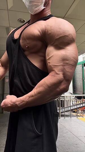 Massive Muscle Porn - Gym jock with massive muscles shows off - ThisVid.com