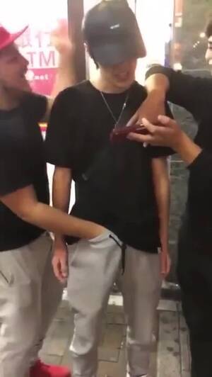 friend gives handjob - Friend (?) gives handjob - ThisVid.com em inglÃªs