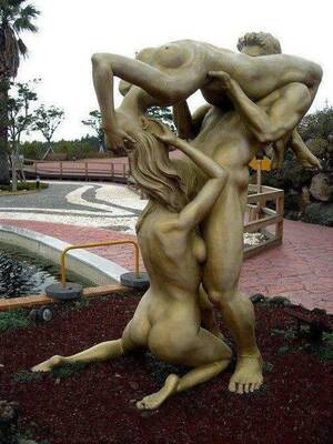 Famous Statue Porn - The happiest statue in the world.. : r/WTF