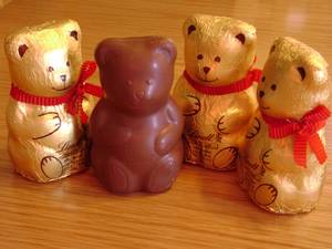 Hot Chocolate Bear Porn - The other bears we were sent was the Lindt Bear Gift set that includes four  100g milk chocolate bears wrapped in gold foil. As you can see thing once  you ...