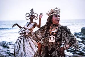 mother daught nude beach candid - FASHION EDITORIAL With Queen Mother Naa Fynnba Korkoi Atiapa 1 From Ghana.  â€“ Magazine Le Afrique Style Brazil