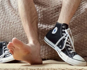 Converse Fetish Porn - Zgfeet out of sockless Converse sneakers - Male Feet Blog