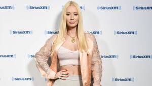 iggy azalea slapping pussy - Iggy Azalea Kicked Off Stage For Wardrobe Malfunction | HipHopDX
