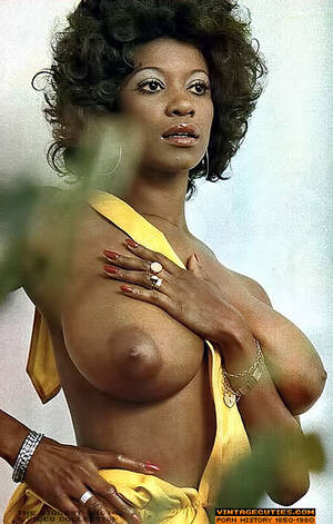 curvy ebony bitch - Curvy black bitch flaunts her massive tits - XXX Dessert - Picture 1