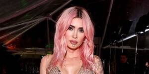 List Peyton Porn Megan Fox - Megan Fox goes braless in tiny see-through chainmail dress