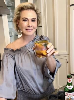 Blacko Star Moet - This Classic Manhattan Recipe Is The Perfect Autumn Cocktail -  www.pamelamorganlifestyle.com