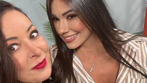 esperanza gomez facial - Esperanza GÃ³mez y Flavia dos Santos se dan un beso