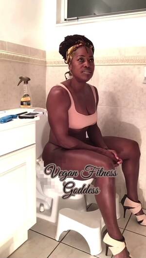 black girl voyeur office - Black woman bottomles on toilet - ThisVid.com