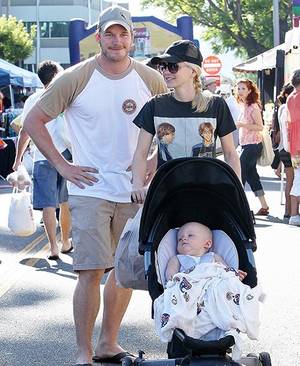 Jack Anna Faris Porn - Anna Faris Shares Cute Photo of Son Jack Feeding Himself
