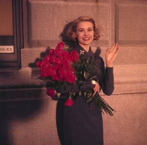 Grace Kelly Porn - graceandfamily: Grace Kelly Leaving New York in April 1956 â€” Grace Kelly  Leaving New York. En 1956, Ã  New-York, portrait en extÃ©rieur de Grace KELLY,  en robe, tenant un bouquet de roses.