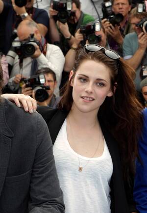 kristen steward - HOT TOPICS: RACY RED-CARPET DRESS; KRISTEN STEWART; GWEN STEFANI â€“ Orange  County Register