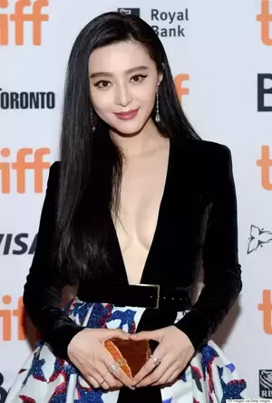 Liu Yifei Porn - Why does a Chinese girl who likes Liu Yifei become the number 1 goddess of  Chinese men, while she looks average and a plain Jane? - Quora