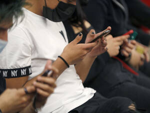 Menores De Edad - Las pÃ¡ginas web porno serÃ¡n sancionadas si no verifican la edad de los  usuarios para impedir el acceso a los menores | EspaÃ±a