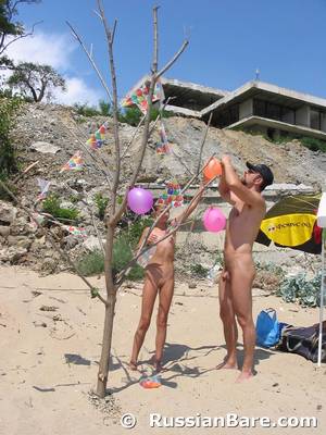 enature nudism naturism girls - Nudist Families at the Beach. Decorating for the Festival
