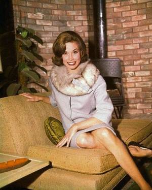 Laura Petrie Porn Hq - A color promo pic of Mary Tyler Moore as Laura Petrie on the sofa in the