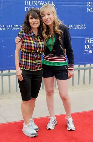 lesbian sex shower jennette mccurdy - Nickelodeon star says mum 'showered her until she was 17 or 18 and did  vagina exam' - Daily Star