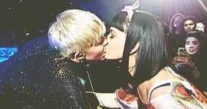 Katy Perry Miley Cyrus Porn Fakes - Miley Cyrus kisses Katy Perry picture at Bangerz tour - Irish Mirror Online