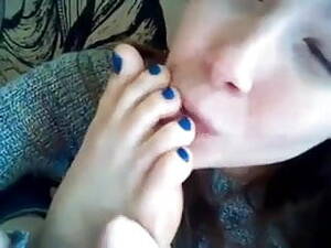 girlfriends sucking toes - Free Girls Sucking Toes Porn | PornKai.com