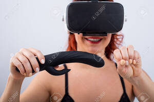 3d Sur - Femme Ã€ Lunettes Vr Avec Un Gode Noir Sur Fond Blanc. La Fille Se Masturbe  Et Regarde Du Porno 3d Banque D'Images et Photos Libres De Droits. Image  165509467