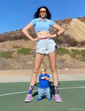 Amanda Cerny Dildo Porn - At 2 ft 8 in (0.81 m), actor Verne Troyer is one of the smallest men in the  world. 5 ft 5 in (1.7 m) girl in bikini for scale. : r/UNBGBBIIVCHIDCTIICBG