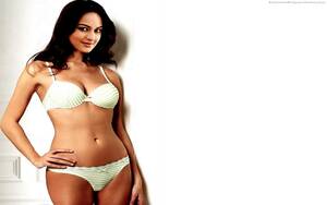 Bollywood Sonakshi Sinha Porn Videos - Sonakshi Sinha gets trolled for wearing a dress revealing her PRIVATE  ASSETS - Live Uttar Pradesh