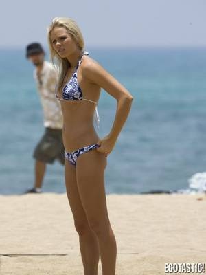 Laura Vandervoort Bikini Model Porn - Laura Vandervoort - Supergirl in Bikini