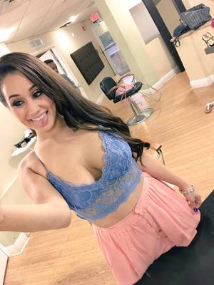 Blonde Porn Star Ariana Grande - This new pornstar kind of looks like Ariana Grande (pics). Evie Olson