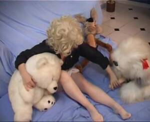 Girl Fucks Teddy Bear - Teddy bears fuck a girl in all her holes - ThisVid.com em inglÃªs