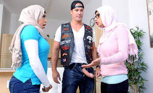 Khalifa Mia Stepmom Porn - Mia Khalifa fixes issue with her stepmom by sharing bfs cock - wankoz.com