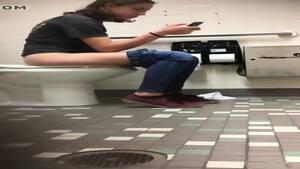 college toilet cam - CÃ¡mara Oculta En El BaÃ±o De La Universidad - EPORNER