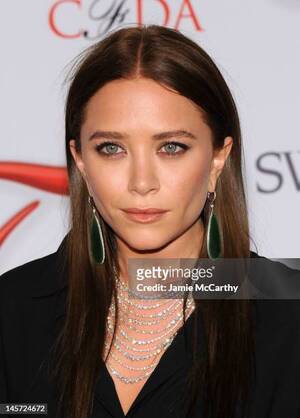 Mary Kate Olsen Porn - 100 Mary Kate Olsen One Person Headshot Stock Photos, High-Res Pictures,  and Images - Getty Images