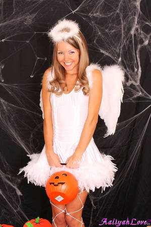 Aaliyah Angel Porn - Aaliyah Love dresses up as a horny Halloween angel - Pichunter