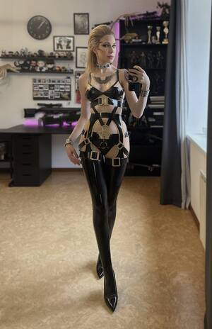 Mistress Lesbian Porn - My Meredith Stout cosplay (alternative outfit) ðŸŒšðŸ–¤ : r/cyberpunkgame