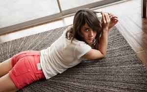 Aubrey Plaza - HD wallpaper: women's white t-shirt and red denim short shorts, Aubrey Plaza  | Wallpaper Flare