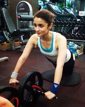 indian celebs good figure - None other than 'Humpty Sharma ki Dulhania' actress Alia Bhatt. Despite of  her