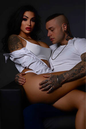 esperanza diaz - DVD, de 'Los Serrano', relanza su carrera musical con su novia actriz porno  | Famosos