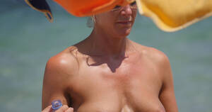 jennifer aniston topless on beach vidio - Jennifer Aniston look-a-like topless on the public beach - Beach Jerk
