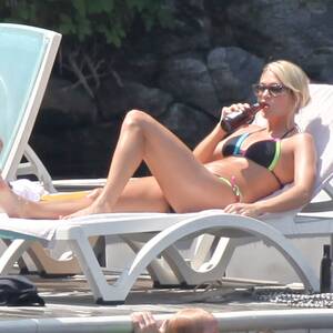 Carrie Underwood Black Porn - Carrie Underwood Bikini Photos: Singer's Swimsuit Pics