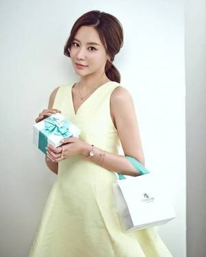 kim ah-jung - Kim Ah Joong personally gifts single mothers with watches