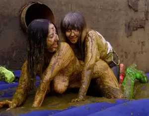 Manure Fetish Porn - ManureFetish - Videos of Women and Men covered in Cow dung