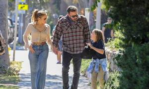 Ben Affleck Celebrity Porn - JLo and Ben Affleck kiss while picking up Samuel from school