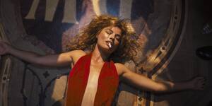 Drunk Babe - Margot Robbie, Brad Pitt party hard in decadent first Babylon trailer