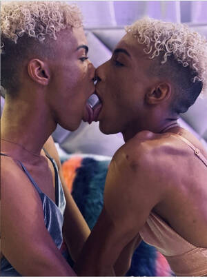 black twins kissing - Twins: twin brothers like BBC - ThisVid.com