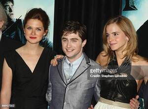 Emma Watson Bonnie Wright Lesbian Porn - 262 R Bonnie Wright Stock Photos, High-Res Pictures, and Images - Getty  Images