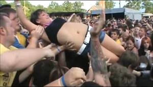 beach voyeurs crowd - Voyeur: Unwise girls crowd surfing in skirts - ThisVid.com