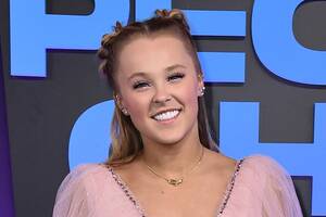 Jojo Siwa Naked Porn - JoJo Siwa Is a Princess in Nude Louboutins at People's Choice Awards