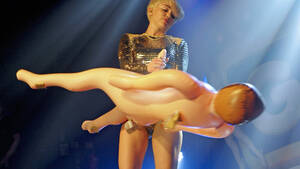 Miley Cyrus Black Cock Porn - The story of Miley and the giant inflatable penis (NSFW)