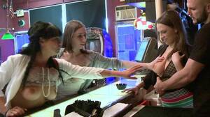 Money Tits - thumbnails.faperoni.com/large/20411.jpg