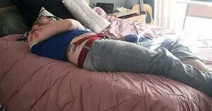 blowjob while sleeping - A friend just came home to find the cleaner he hired asleep on his  bed....for the last 6 hours. : r/pics