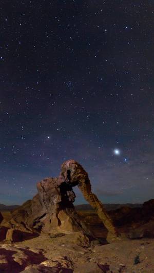 earth and fire - Nighttime @ Elephant Rock in Valley of Fire State Park NV [OC] [2160x3840